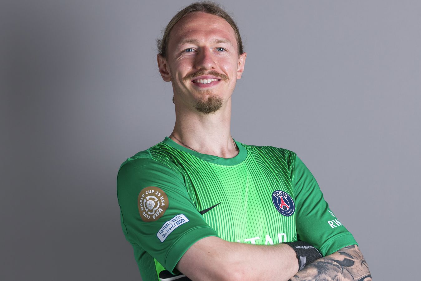 «Я не могу это доказать. Необычное решение». Ребров — о позиционной игре Сафонова в «ПСЖ»